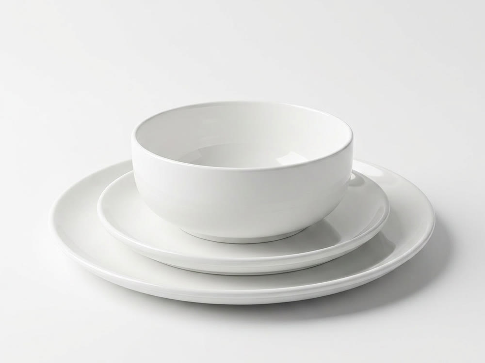 Coleção Domus: dois pratos e um bowl brancos empilhados